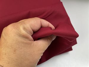 Twillvævet denim - med peach skin overflade i bordeaux